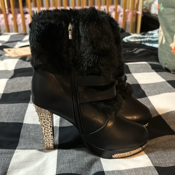 Never worn cute fur boots with lots of sparkle - Picture 3 of 3